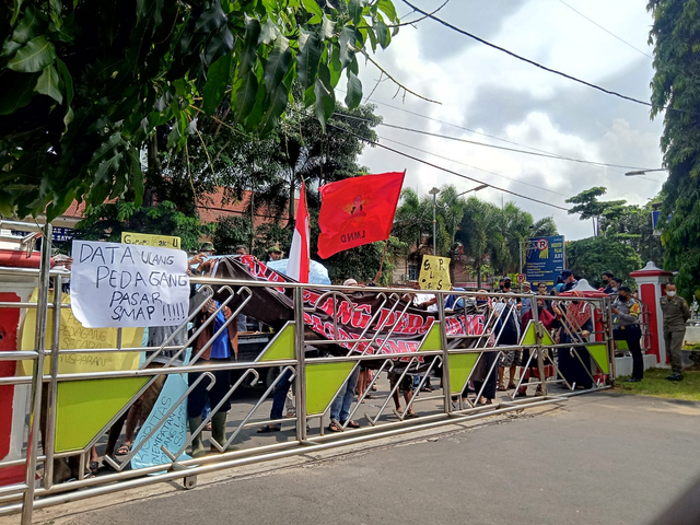 Tak Dapat Lapak, Pedagang Pasar Smep Geruduk Kantor Wali Kota Bandar Lampung (2)