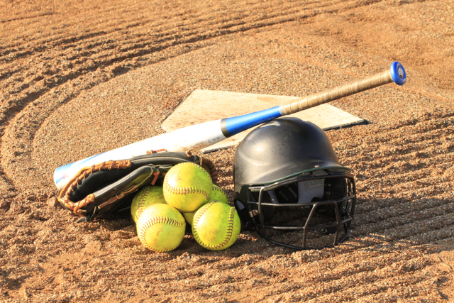 Cara bermain softball adalah seorang pemukul melakukan pukulan terhadap bola yang dilemparkan oleh pitcher (pelempar bola). Foto: Pexels.