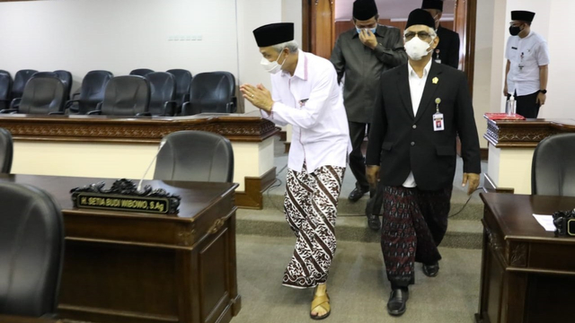 Peringati Hari Santri Nasional, Ganjar dan ASN di Jateng Sarungan ke Kantor (13287)