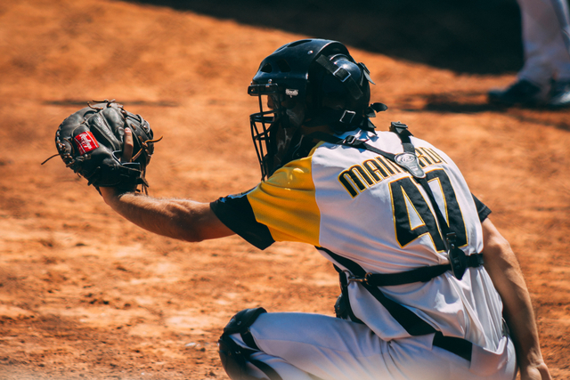 Ilustrasi peralatan yang dibutuhkan untuk bermain softball. Foto: Pixabay.com