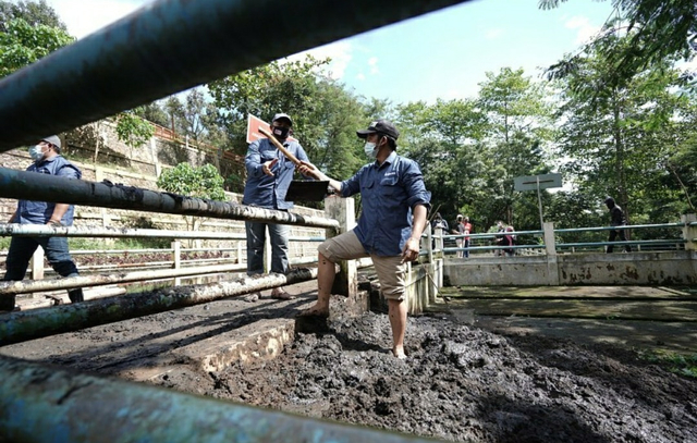 Petugas DLH Kota Batu saat memperbaiki kolam lindi di TPA Tlekung Kota Batu. Foto/DLH Kota Batu. foto/Ulul Azmy