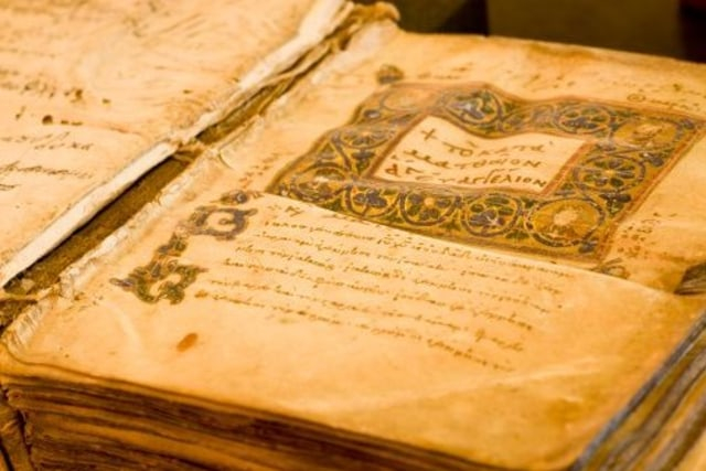 Ilustrasi naskah kuno yang menggunakan daun lontar sebagai media penulisannya. Foto: Pixabay