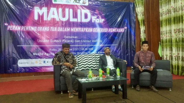 Ustadz Suhadi dan Ustadz Widodo saat talkshow di acara Maulid Fair