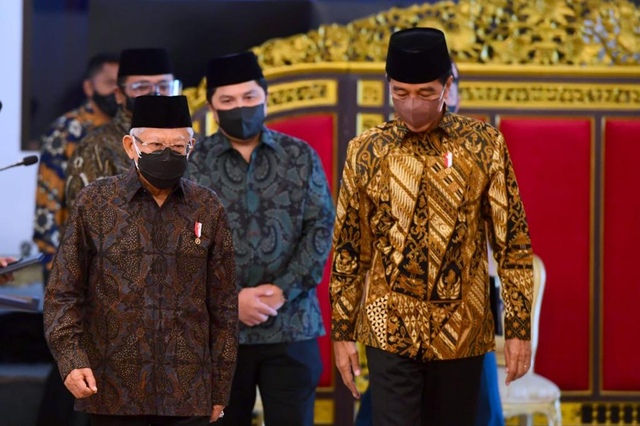 Presiden Jokowi (kanan) didampingi Wakil Presiden Ma'ruf Amin dan Menteri BUMN Erick Thohir dalam acara Hari Santri 2021 di Istana Negara, Jakarta. Foto: Dok. Biro Pers