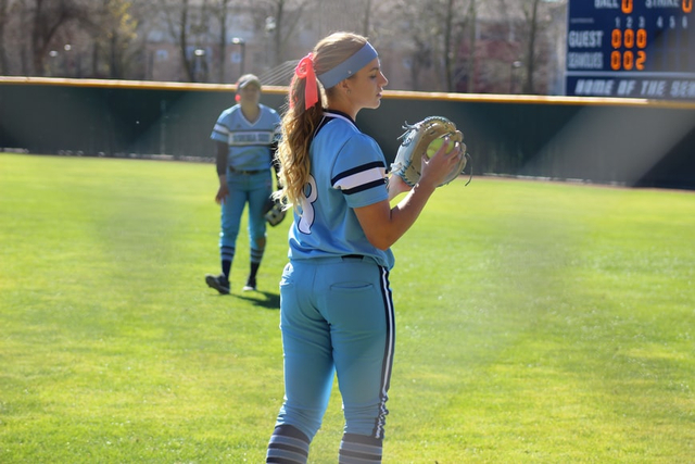 Ilustrasi cara melakukan pitching dalam permainan softball. Sumber: Unsplash