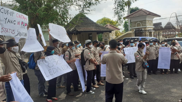 Massa melakukan demo di gedung DPRD Gunungkidul. Foto: Erfanto/Tugu Jogja