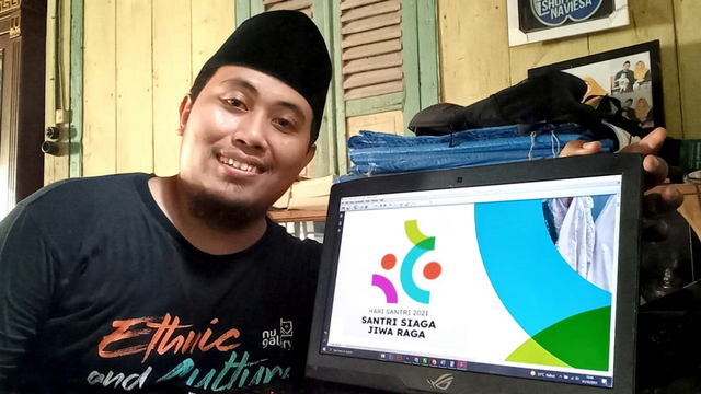 Muhammad Shofa Ulul Azmi (29), santri asal Ponpes Langitan, Kecamatan Widang, Kabupaten Tuban, pembuat logo Hari Santri Nasional Tahun 2021. (foto: dok istimewa)