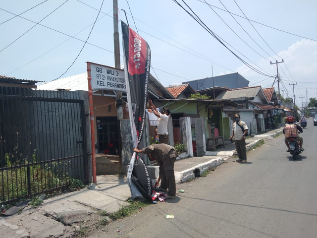 Satpo PP Kota Cirebon menertibkan media luar ruang yang tidak taat aturan.(Juan)