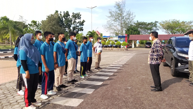 Bupati Belitung Timur, Burhanudin saat melepas para atlet yang akan berlaga di pekan olahraga tradisional.