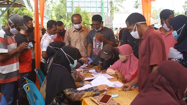 Warga antusias mendaftarkan diri untuk mengikuti vaksinasi COVID-19 di Puskesmas Cot Seumeureung, Kecamatan Samatiga, Aceh Barat, Jumat (22/10). Foto: Siti Aisyah/acehkini