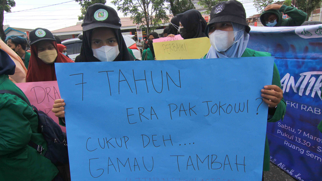 Puluhan mahsiswa di Kota Padang menggelar aksi damai di depan Kantor DPRD Sumatera Barat, Jumat 22 Oktober 2021. Foto: Langkan/Kumparan