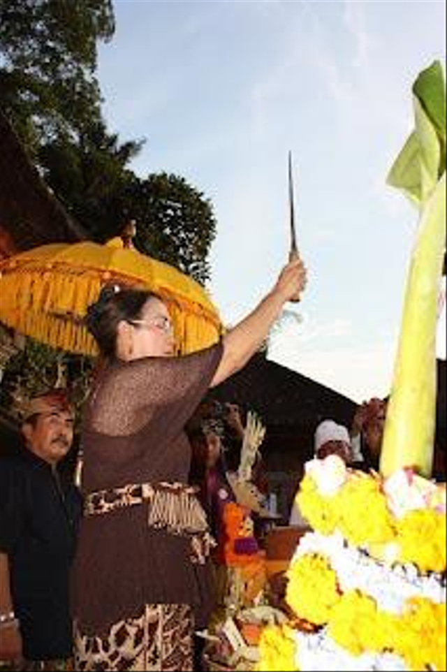 Sukmawati Soekarnoputri saat mengikuti upacara agama Hindu di Bali.  Foto: Dok. Istimewa