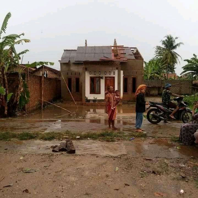 Hujan Badai, Sekolah hingga Jembatan Rusak di Lampung Selatan (1)