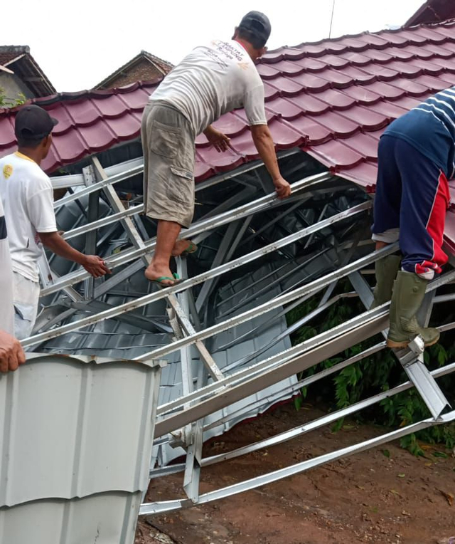 Hujan Badai, Sekolah hingga Jembatan Rusak di Lampung Selatan (2)