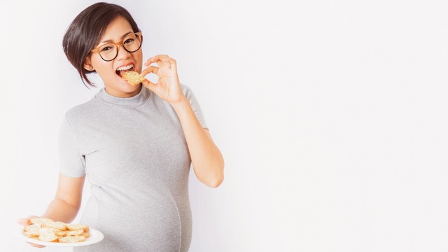Ibu hamil makan biskuit Foto: Shutter Stock