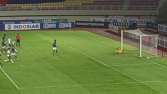 Pemain Persib Bandung, Wander Luiz mencetak gol melalui tendangan penalti saat melawan PSS Sleman di Stadion Manahan Solo. FOTO: Agung Santoso