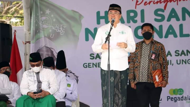 Wali Kota Manado, Andrei Angouw, mengenakan sarung dan peci hitam khas Nahdlatul Ulama (NU), saat peringatan Hari Santri Nasional, di Lapangan Sparta Tikala Manado. (foto: istimewa)