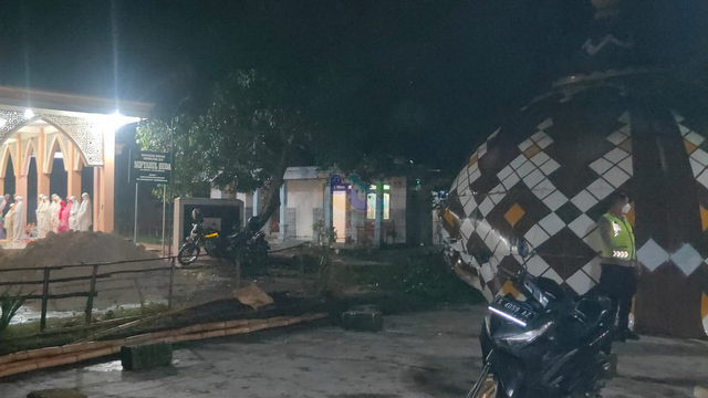 Diterjang Angin Kencang, Kubah Masjid di Bojonegoro Runtuh (142341)