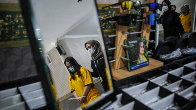 Petugas menggiring tersangka usai dihadirkan saat konferensi pers pengungkapan kasus pinjaman online di Polda Jabar, Bandung, Jawa Barat, Kamis (21/10/2021). Foto: Raisan Al Farisi/ANTARA FOTO