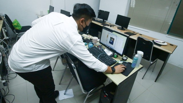 Petugas memeriksa dokumen PT Ant Information Consulting (AIC) saat penggerebekan kantor pinjaman online ilegal di Kelapa Gading, Jakarta, Senin (18/10/2021). Foto: Rivan Awal Lingga/ANTARA FOTO