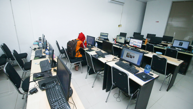 Pegawai PT Ant Information Consulting (AIC) saat penggerebekan kantor pinjaman online ilegal di Kelapa Gading, Jakarta, Senin (18/10/2021). Foto: Rivan Awal Lingga/ANTARA FOTO