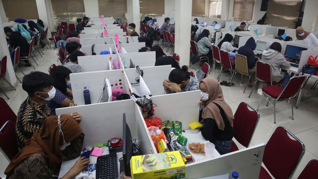 Suasana ruang kerja jasa Pinjol usai penggerebekan kantor jasa Pinjol oleh Dit Reskrimsus Polda Metro Jaya di Cipondoh, Tangerang, Banten, Kamis (14/10/2021). Foto: Muhammad Iqbal/ANTARA FOTO