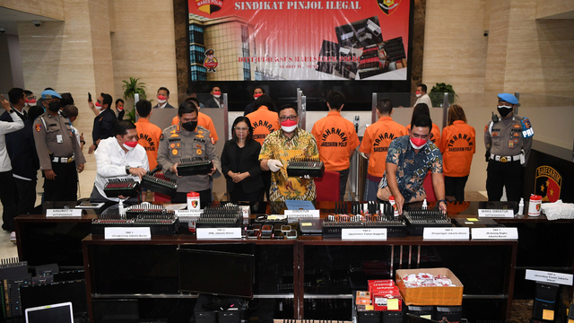 Barang bukti kasus pinjaman online ilegal ditunjukkan saat konferensi pers di kantor Bareskrim Mabes Polri, Jakarta, Jumat (15/10/2021). Foto: Sigid Kurniawan/ANTARA FOTO