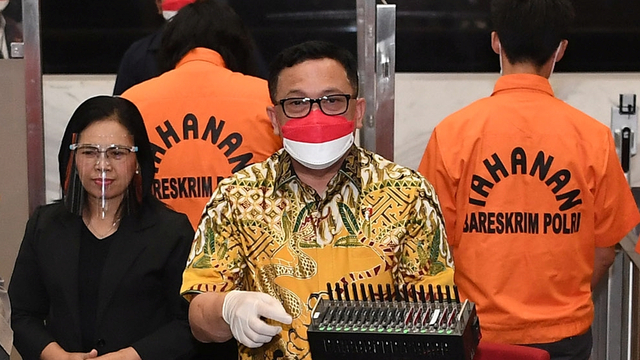 Direktur Tipideksus Polri Brigjen Pol Helmy Santika saat ungkap kasus pinjaman online ilegal di kantor Bareskrim Mabes Polri, Jakarta, Jumat (15/10/2021). Foto: Sigid Kurniawan/ANTARA FOTO