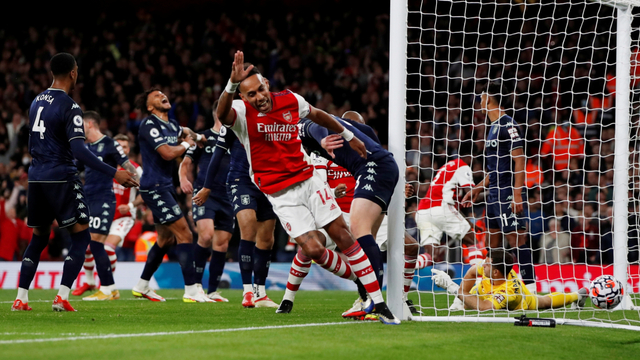 Pemain Arsenal Pierre-Emerick Aubameyang merayakan setelah Thomas Partey mencetak gol pertama mereka di Stadion Emirates, London, Inggris, Jumat (22/10). Foto: Action Images via Reuters/Paul Childs
