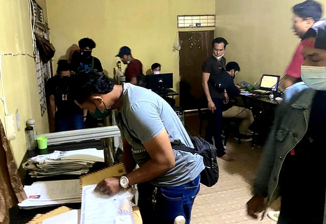 Polisi menggerebek kantor pinjaman online di Pontianak. Foto: Dok Polda Kalbar