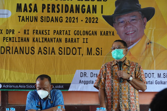 Anggota DPR RI Komisi X, Adrianus Asia Sidot, menggelar reses untuk menyerap aspirasi masyarakat Balai Entanjung. Foto: Dok. Istimewa