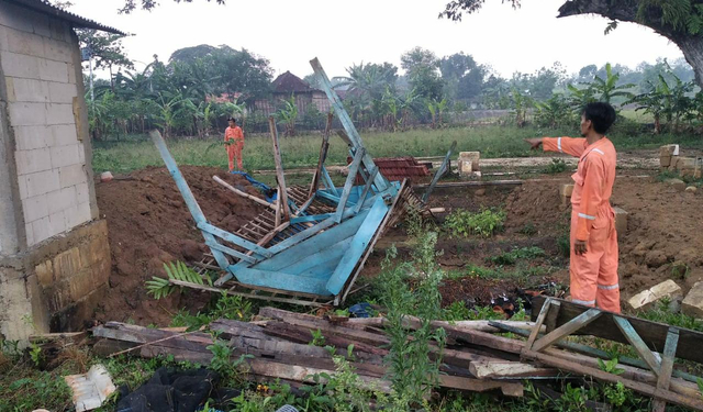 Petugas di lokasi rumah roboh akibat Puting Beliung yang terjang 5 Kecamatan di Blora, Jawa Tengah. Foto: Dok. Istimewa