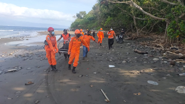 Evakuasi mayat pria sal Lombok yang ditemukan di Pantai Jembrana, Bali - IST