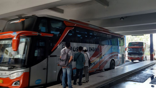 Bus pariwisata yang masuk ke Terminal Giwangan untuk diperiksa persyaratannya sebelum memasuki Kota Yogyakarta. Foto: Len/Tugu Jogja
