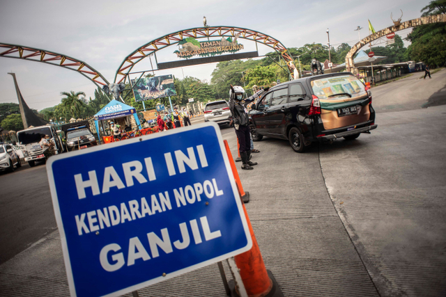 Petugas Dishub DKI Jakarta mengatur arus lalu lintas di depan pintu masuk Taman Margasatwa Ragunan, Jakarta, Sabtu (23/10).  Foto: Aprillio Akbar/ANTARA FOTO