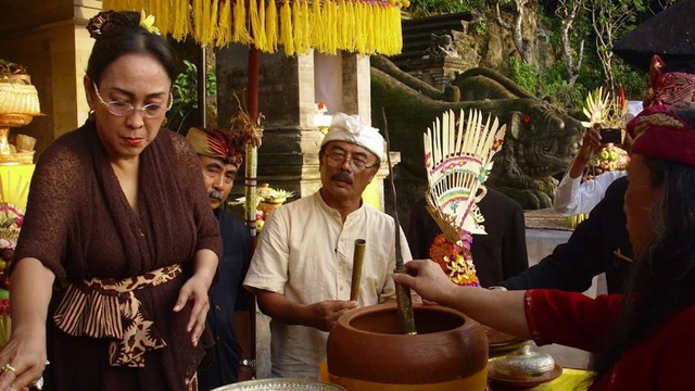 Sukmawati Soekarnoputri saat mengikuti upacara agama Hindu di Bali.  Foto: Dok. Istimewa