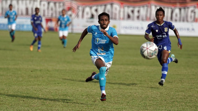 Pemain Sulut United dibayang-bayangi pemain lawan saat laga Liga 2 Indonesia di Stadion Tuah Pahoe, Palangkaraya