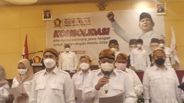 Pengurus DPD Partai Gerindra Jawa Tengah mendeklarasikan dukungan kepada Prabowo Subianto untuk maju dalam pemilihan presiden 2024. FOTO: Agung Santoso)