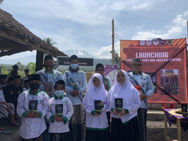 Launching Kedai Kopi & Literasi Raung bertajuk Gerakan Tukar Buku dengan Kopi pada Hari Santri Nasional. Foto: Haryo Pamungkas.