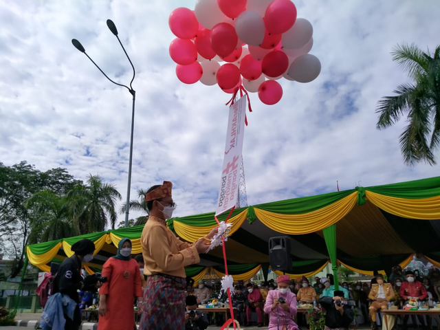 Pelepasan balon saat perayaan HUT ke-250 Kota Pontianak. Foto: Lydia Salsabilla/Hi!Pontianak