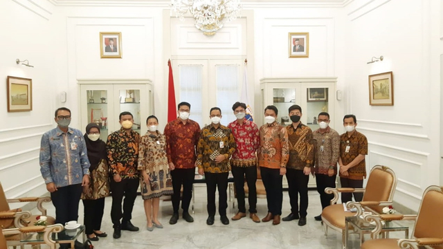 Gubernur DKI Jakarta, Anies Baswedan bersama Perwakilan Anggota Indonesian Youth Diplomacy. Foto: Indonesian Youth Diplomacy
