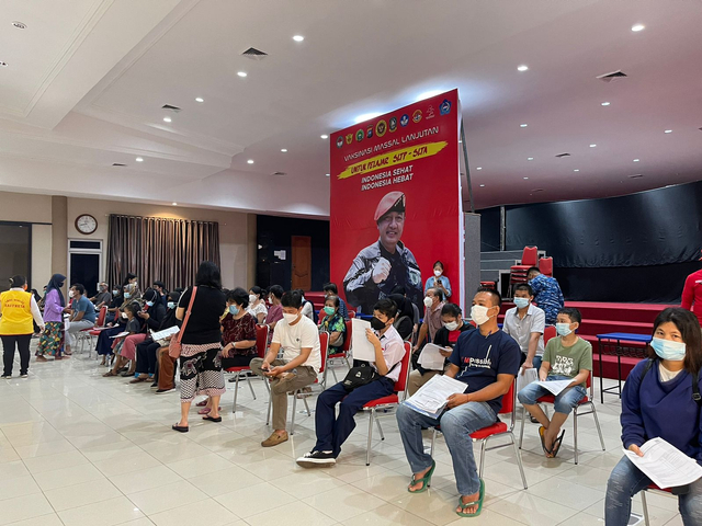 Ribuan Warga Padati Lokasi Vaksinasi COVID-19 Massal BINDA Kepri (7972)