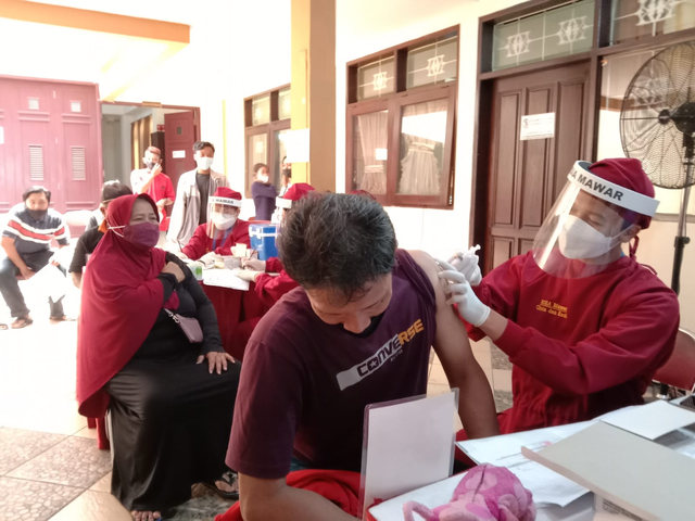 Peserta vaksinasi COVID-19 menjalani proses vaksinasi dosis kedua di Kantor DPC PDIP Kota Malang. Foto: M Sholeh