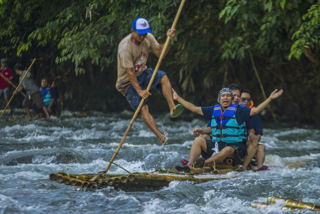Wisatawan menaiki bamboo rafting (rakit bambu) di Sungai Amandit, Kecamatan Loksado, Kabupaten Hulu Sungai Selatan, Kalimantan Selatan. Foto: ANTARA FOTO/Bayu Pratama S