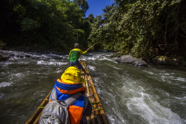 Wisatawan menaiki bamboo rafting (rakit bambu) di Sungai Amandit tetap memakai pelampung untuk keamanan peserta. Foto: ANTARA FOTO/Bayu Pratama S