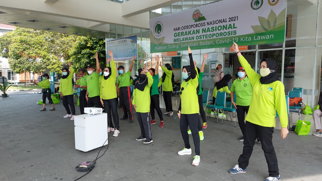 Perkumpulan Warga Tulang Sehat Indonesia (Perwatusi) Solo menggelar senam di sela-sela pencanangan Gerakan Nasional Melawan Osteoporosis.