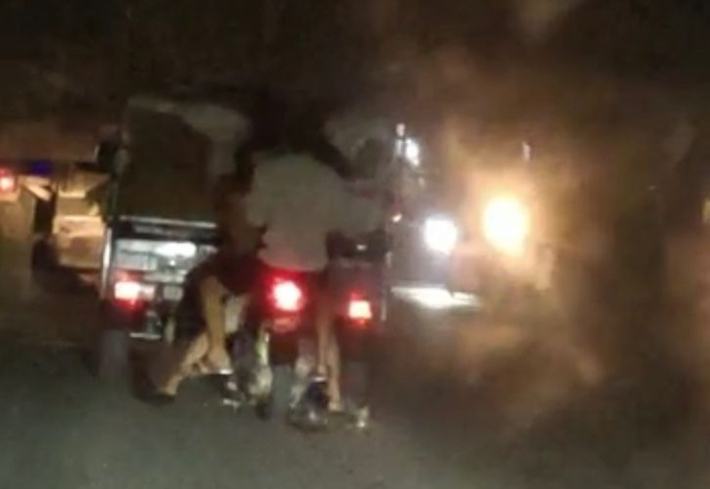 Tiga pemuda rampas telur pengemudi pickup di Bandar Lampung | Foto: ist