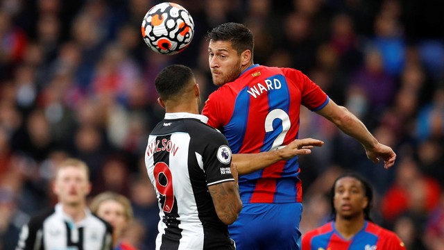 Callum Wilson dari Newcastle United beraksi dengan Joel Ward dari Crystal Palace di Selhurst Park, London, Inggris, Sabtu (23/10). Foto: Peter Nicholls/REUTERS