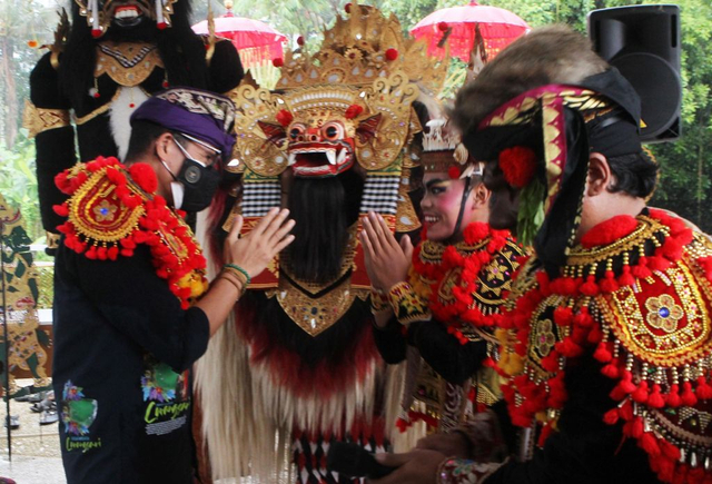 Menparekraf Sandiaga Uno (kiri) saat kunjungan ke Bali dan disambut para penari Barong. Foto-foto: Istimewa