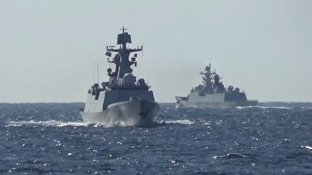 Kapal angkatan laut dari Rusia dan China melakukan patroli militer maritim bersama di perairan Samudra Pasifik, Sabtu (23/10).  Foto: Kementerian Pertahanan Rusia/via REUTERS